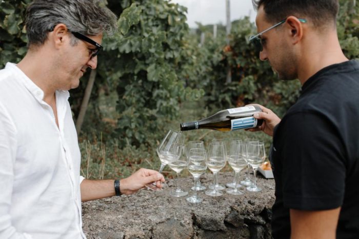 Etna: Visita autentica alle vigne centenarie e alla cantina con degustazione di vini sul versante  Sud-Ovest