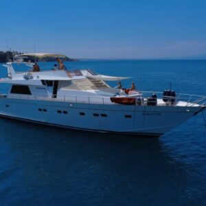 Tour di mezza giornata in yacht privato con equipaggio, aperitivo a bordo. Partenze da Catania, Aci Trezza e Riposto