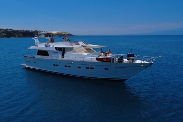 Tour in yacht privato con equipaggio. Giornata intera tra mare, relax e sapori siciliani. Partenze da Catania, Aci Trezza o Taormina
