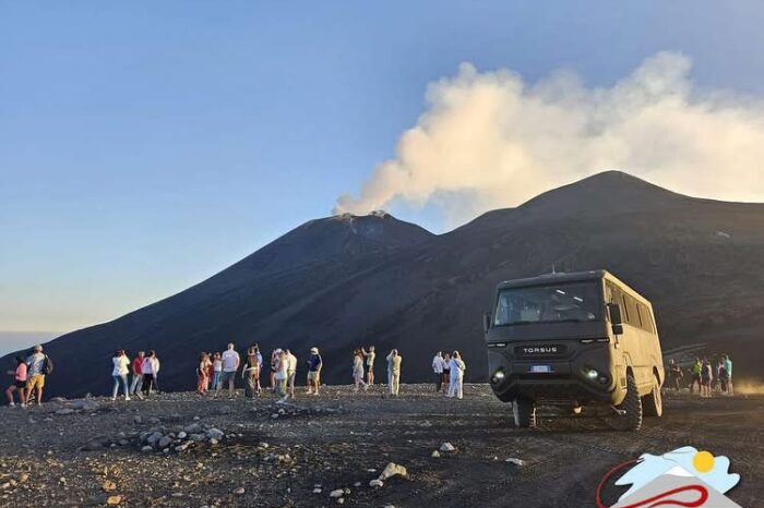 Trekking ai crateri sommitali dell’Etna dal versante nord con mezzi 4×4